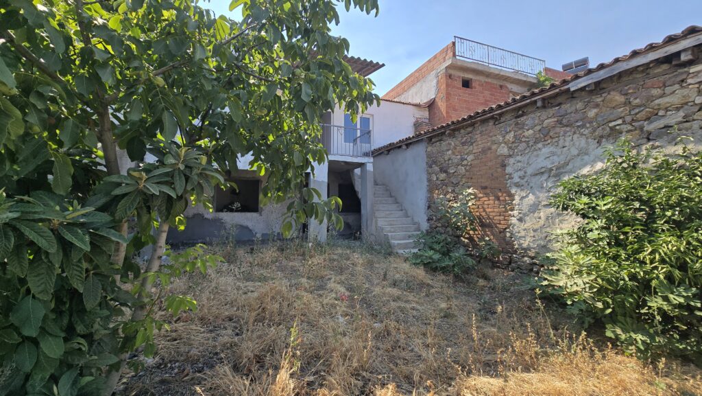 Gömeç Ulubeyler Satılık Köy Evi Bahçe 2