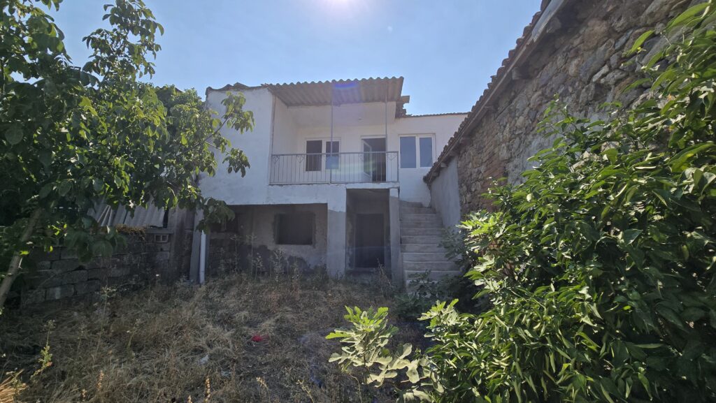 Gömeç Ulubeyler Satılık Köy Evi Bahçe 3