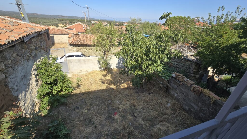 Gömeç Ulubeyler Satılık Köy Evi Bahçe görünüm