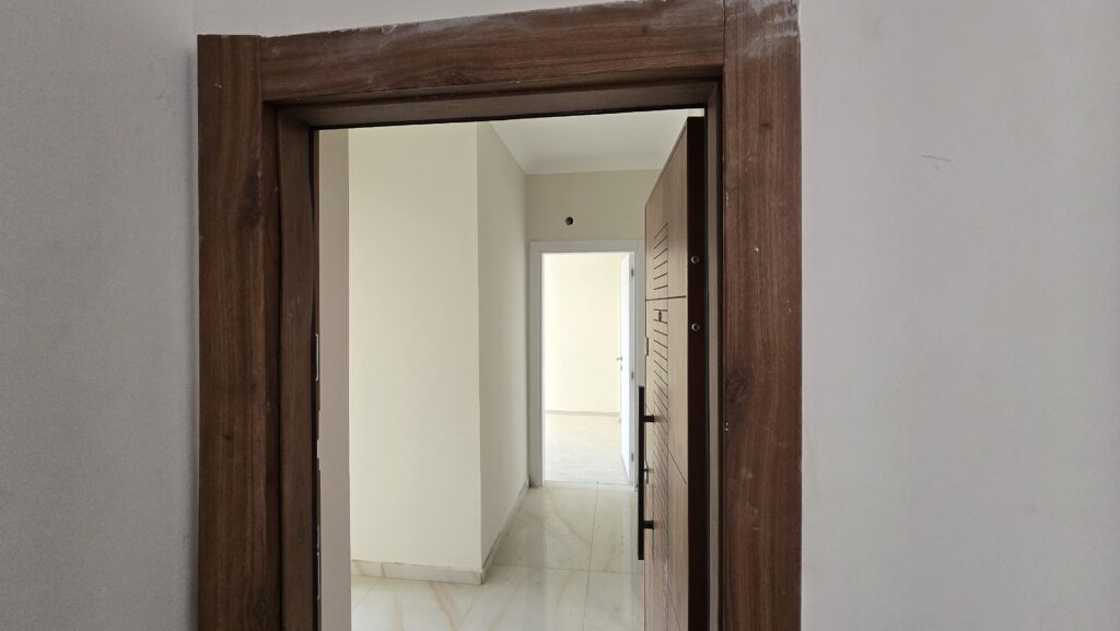 Gömeç Satılık Daire Ön Cephe Ara Kat Giriş