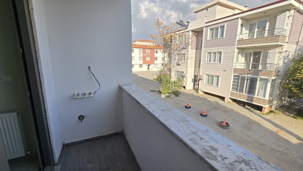 Gömeç Satılık Daire Ön Cephe Ara Kat Balkon
