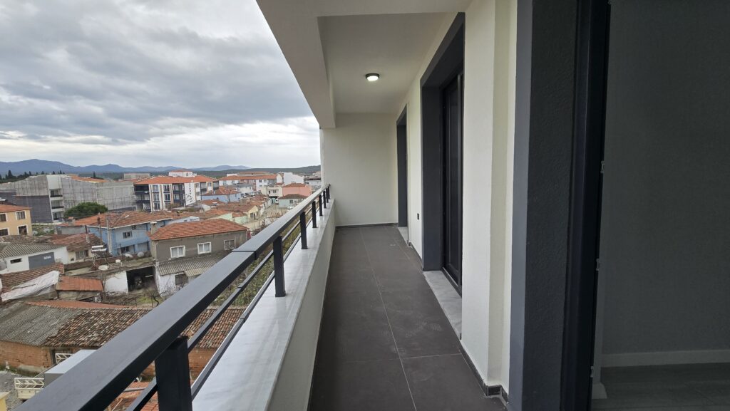 Gömeç Yaya Mahallesi 2+1 Ara Kat Daire Ana Cadde Üstü balkon 1