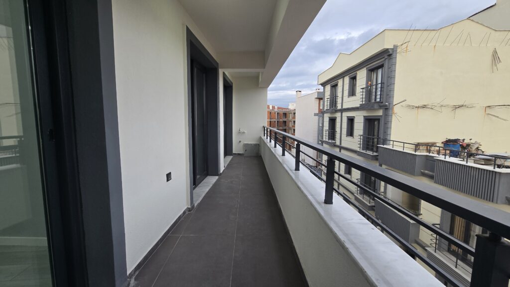 Gömeç Yaya Mahallesi 2+1 Ara Kat Daire Ana Cadde Üstü balkon 2