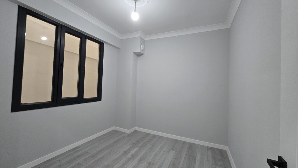 Gömeç Yaya Mahallesi 2+1 Ara Kat Daire Ana Cadde Üstü karanlık oda 1