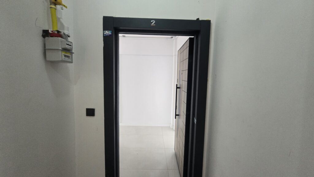 Gömeç kombisi takılı 2+1 daire giriş
