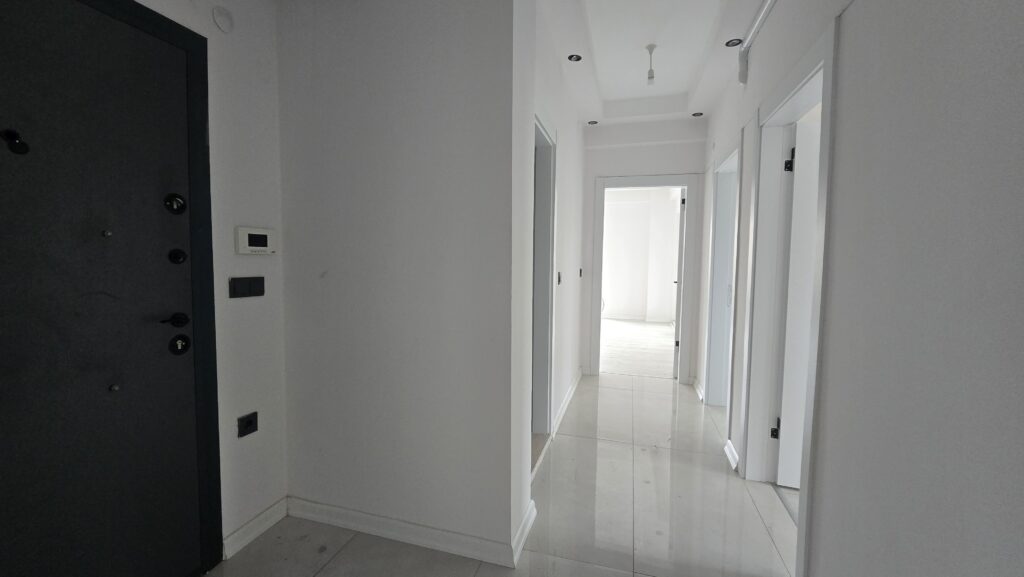 Gömeç kombisi takılı 2+1 daire antre