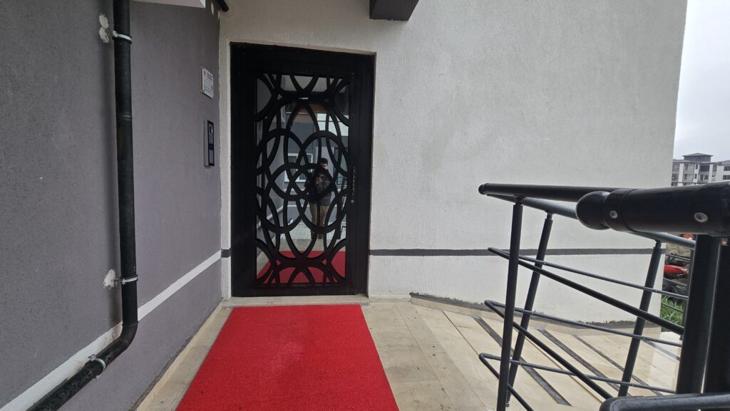 Gömeç satılık daire kombisi takılı bina giriş